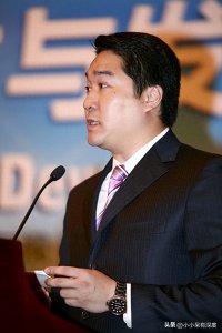 ​主持人董嘉耀，其实也很潮！你喜欢《军情观察室》这档子节目吗？