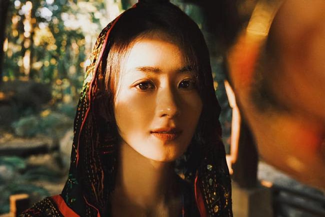 赵丽颖周放同游西双版纳 这照片质感确定不是在拍电影吗?