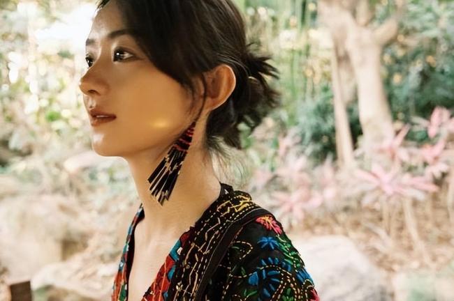 赵丽颖周放同游西双版纳 这照片质感确定不是在拍电影吗?