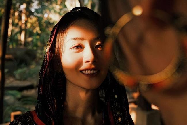 赵丽颖周放同游西双版纳 这照片质感确定不是在拍电影吗?