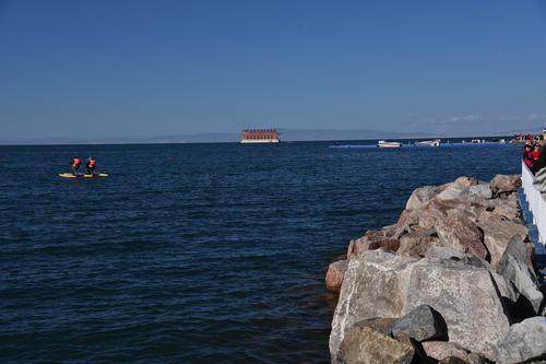 5、从西宁出发前往青海湖景区，可以经过西海明珠观景台、鸟岛、海心沙景区、青海湖湿地公园、青海民俗博物馆、海西文化广场、环湖公路，一路美景尽收，可以说是一次自驾之旅。