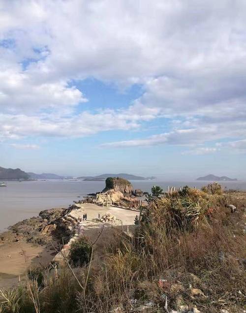 1、六横有很多旅游景点，很适合带上家人和朋友一起游玩。