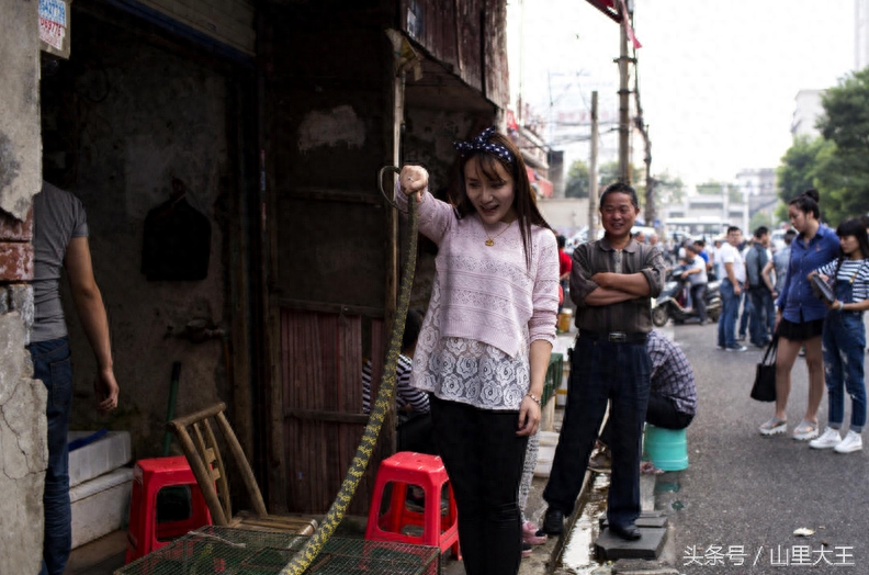 90后女孩开跑车送外卖，月入15万，却说自己对未来一片迷茫