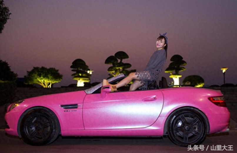 90后女孩开跑车送外卖，月入15万，却说自己对未来一片迷茫