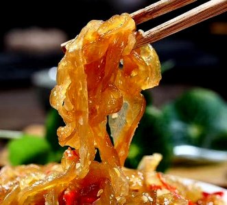 ​海蜇凉拌怎么做？只需三个步骤，脆嫩鲜美，有颜值，酒席桌上抢着吃