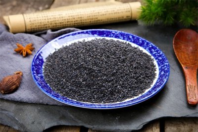 ​吃什么能让头发变黑变多（多吃黑芝麻能让头发变黑？这样做更能恢复头发活力）