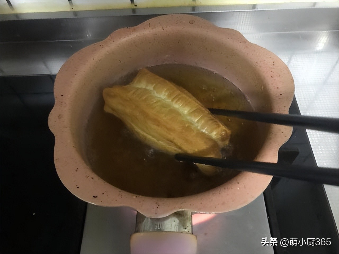 碗面粉，1个鸡蛋，油条最好配方，金黄酥脆个个空心，凉了也不硬"