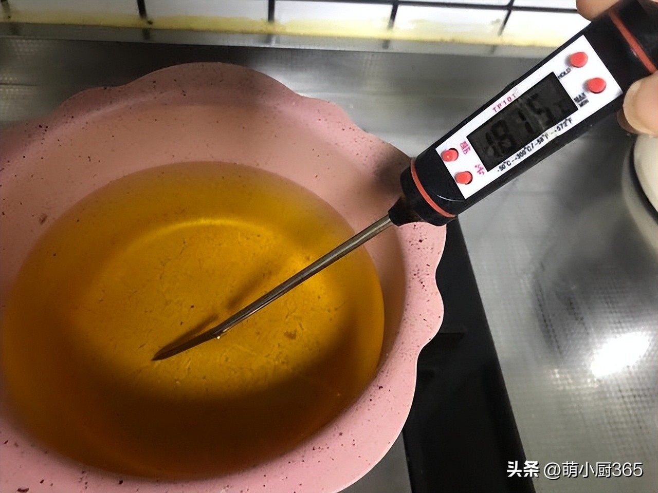 碗面粉，1个鸡蛋，油条最好配方，金黄酥脆个个空心，凉了也不硬"