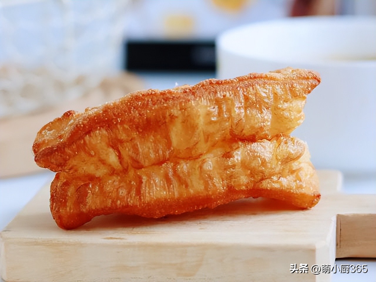 碗面粉，1个鸡蛋，油条最好配方，金黄酥脆个个空心，凉了也不硬"