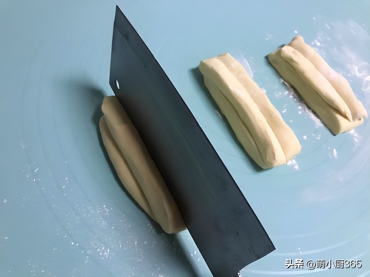 碗面粉，1个鸡蛋，油条最好配方，金黄酥脆个个空心，凉了也不硬"