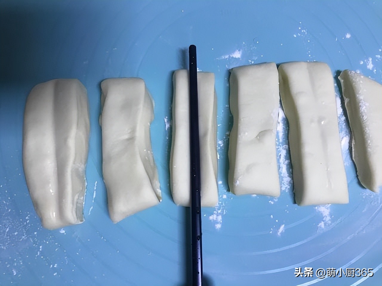 碗面粉，1个鸡蛋，油条最好配方，金黄酥脆个个空心，凉了也不硬"