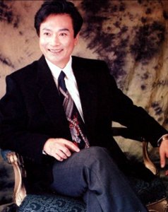 ​著名演员梁波罗：低调娶平凡妻子，恩爱几十年，晚年生活幸福美满