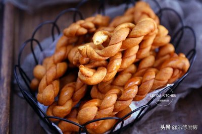 ​怎样炸麻花又酥又脆（一碗面粉，两个鸡蛋，炸了两锅酥脆的小麻花，学会过年不