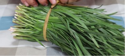 ​韭菜饺子馅怎么调好吃又嫩 ，好多人没做对，教你一招，韭菜鲜嫩不出水