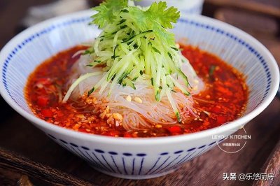 ​凉拌粉丝家常做法简单好吃（凉拌粉丝这样做，爽滑开胃，端上桌秒光，关键是那