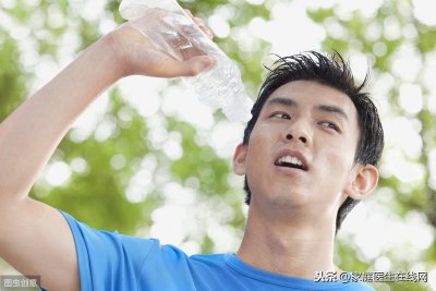 ​汗手汗脚 手脚易出汗，其实是脾胃虚了，4个招数能缓解