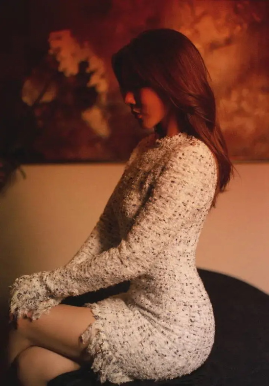 邓家佳的小香风写真尽显凹凸感绝美身材