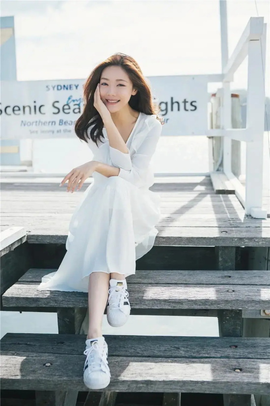 邓家佳的小香风写真尽显凹凸感绝美身材