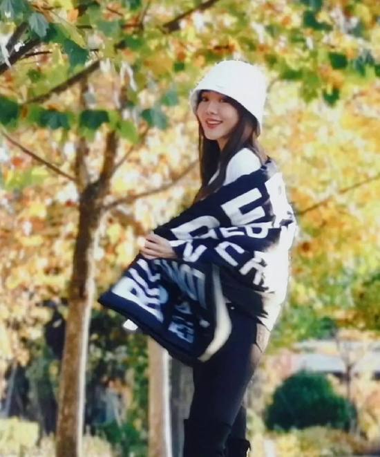 邓家佳的小香风写真尽显凹凸感绝美身材