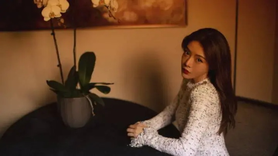 邓家佳的小香风写真尽显凹凸感绝美身材