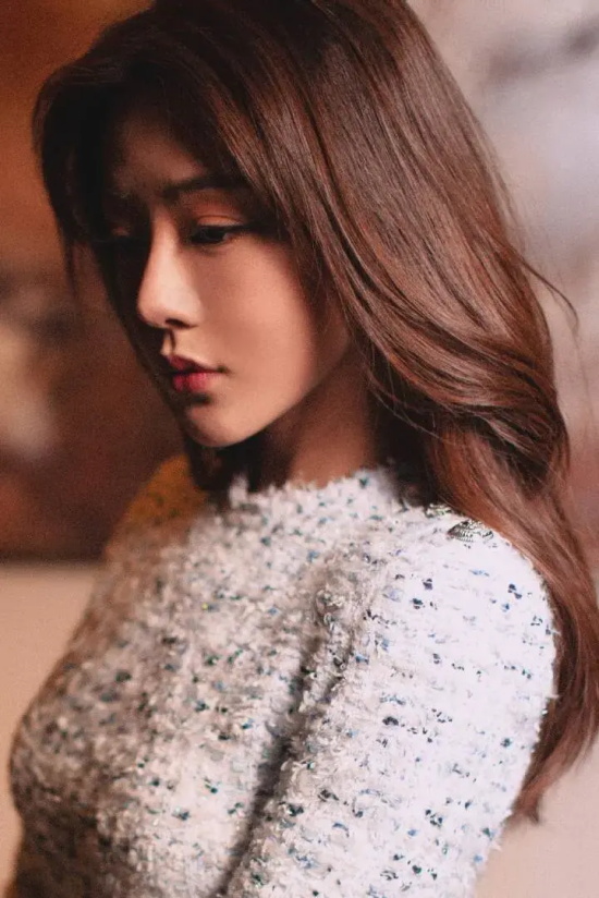 邓家佳的小香风写真尽显凹凸感绝美身材