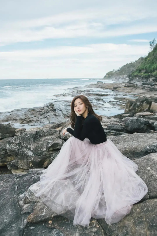 邓家佳的小香风写真尽显凹凸感绝美身材