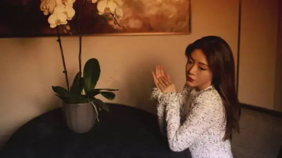 邓家佳的小香风写真尽显凹凸感绝美身材