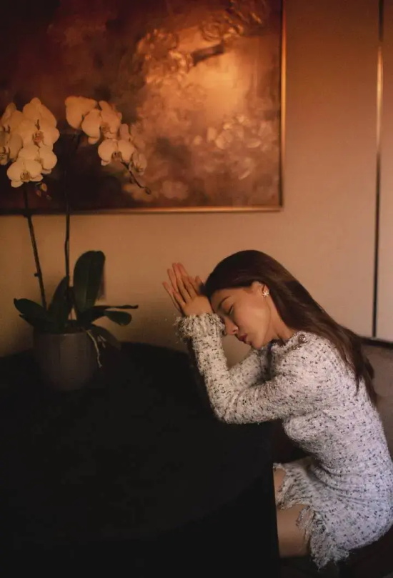 邓家佳的小香风写真尽显凹凸感绝美身材