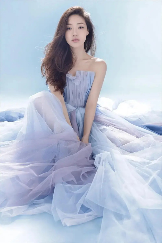 邓家佳的小香风写真尽显凹凸感绝美身材