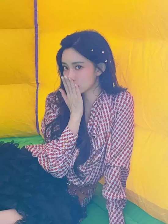 孟子义多套写真合集,手抱气球超可爱