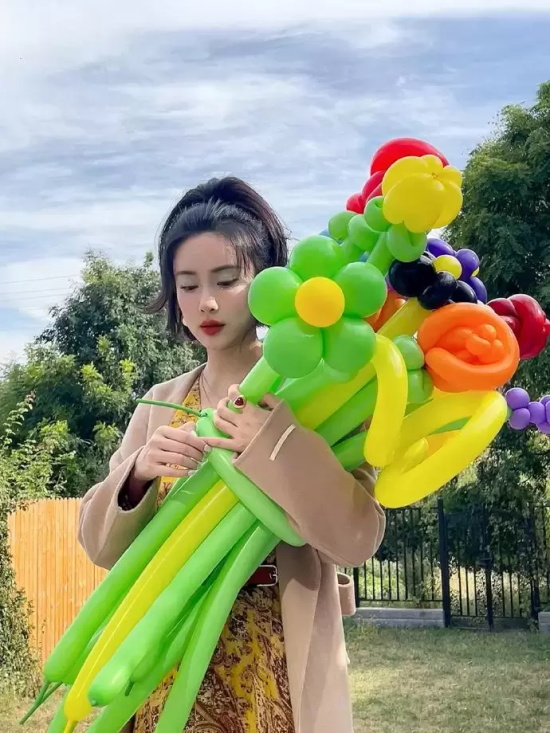 孟子义多套写真合集,手抱气球超可爱