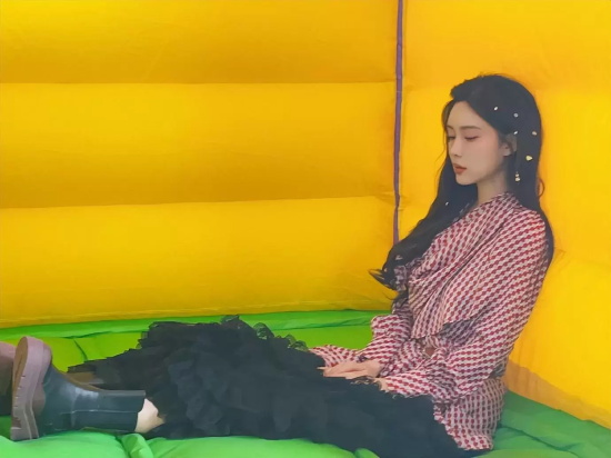 孟子义多套写真合集,手抱气球超可爱