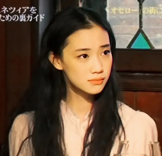 皮肤不算白皙的苍井优,依然是日本纯欲系的代表