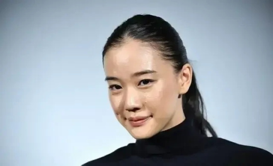 皮肤不算白皙的苍井优,依然是日本纯欲系的代表