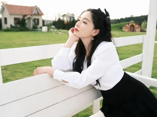 阚清子：甜美的黑色百褶裙性感美腿写真