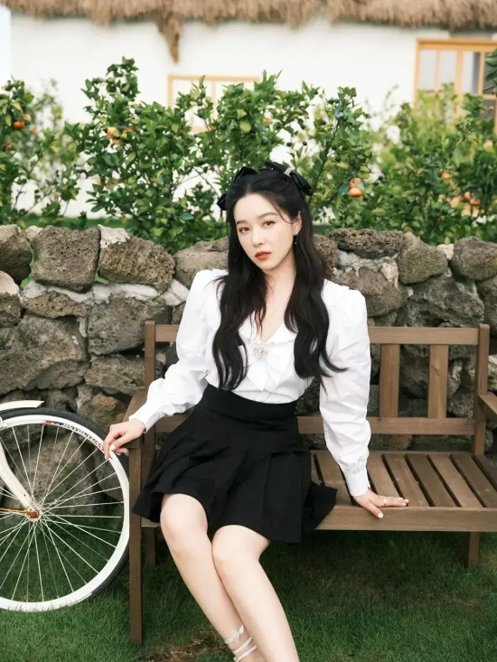 阚清子：甜美的黑色百褶裙性感美腿写真