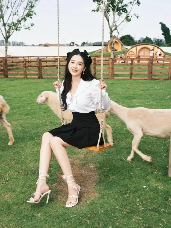 阚清子：甜美的黑色百褶裙性感美腿写真