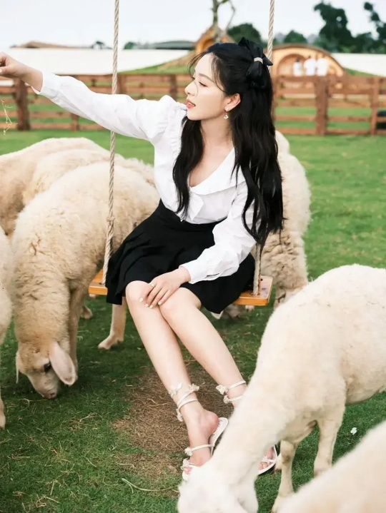 阚清子：甜美的黑色百褶裙性感美腿写真