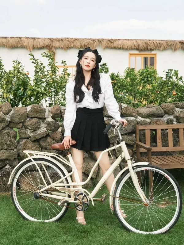 阚清子：甜美的黑色百褶裙性感美腿写真