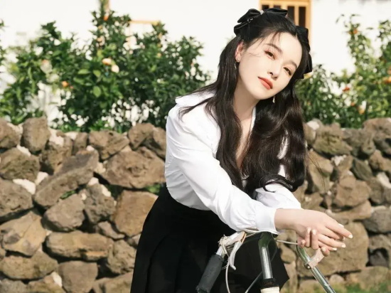 阚清子：甜美的黑色百褶裙性感美腿写真