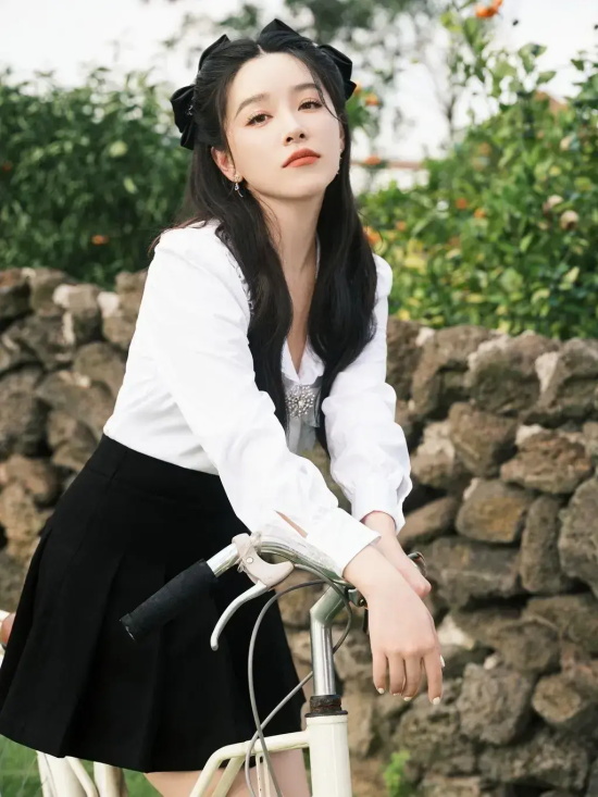 阚清子：甜美的黑色百褶裙性感美腿写真