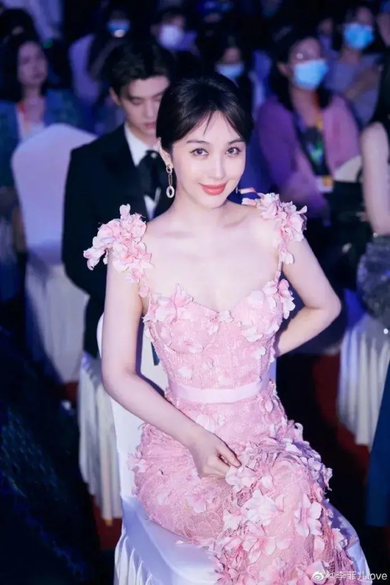 李菲儿最新写真穿粉色吊带抹胸长裙,尽显凹凸有致的魔鬼身材