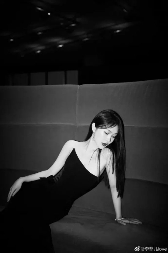 李菲儿最新写真穿粉色吊带抹胸长裙,尽显凹凸有致的魔鬼身材