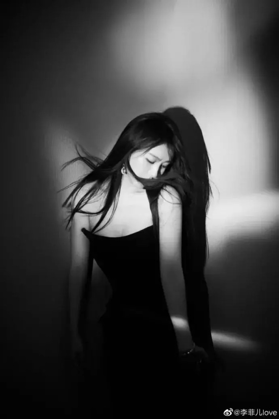 李菲儿最新写真穿粉色吊带抹胸长裙,尽显凹凸有致的魔鬼身材