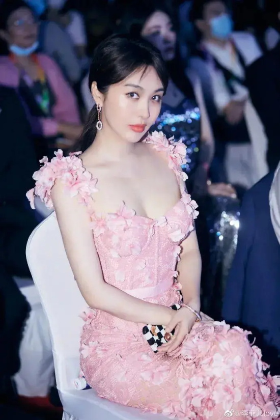 李菲儿最新写真穿粉色吊带抹胸长裙,尽显凹凸有致的魔鬼身材