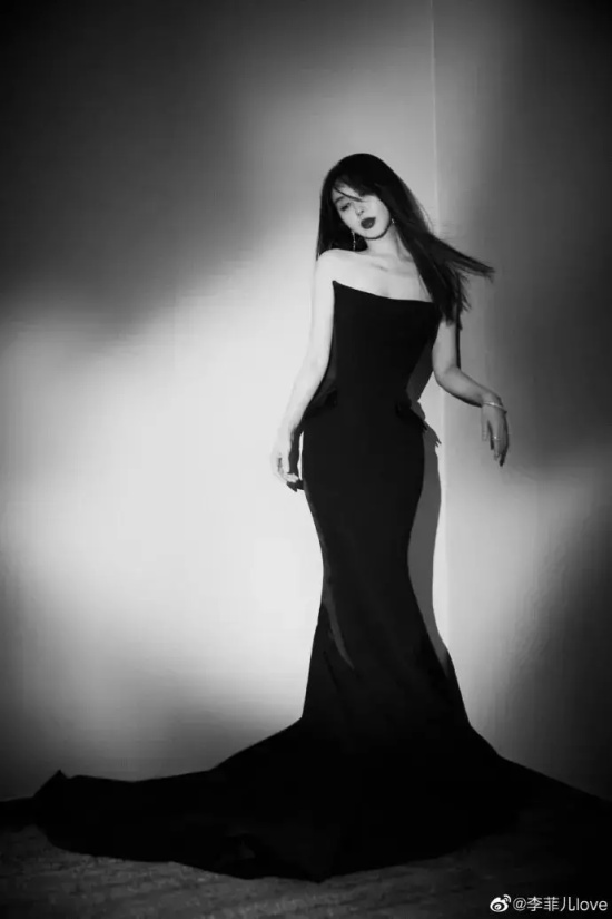 李菲儿最新写真穿粉色吊带抹胸长裙,尽显凹凸有致的魔鬼身材
