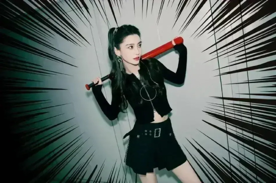 杨颖穿着黑色衣裤的超酷写真，大秀A4腰