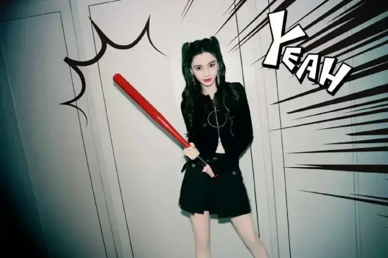 杨颖穿着黑色衣裤的超酷写真，大秀A4腰