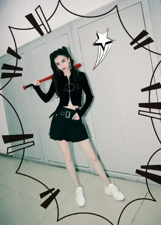 杨颖穿着黑色衣裤的超酷写真，大秀A4腰