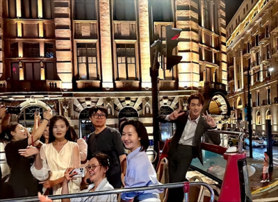 ​许凯（杨紫与许凯在外滩公交车邂逅，低调的杨紫和青春的许凯成为焦点）